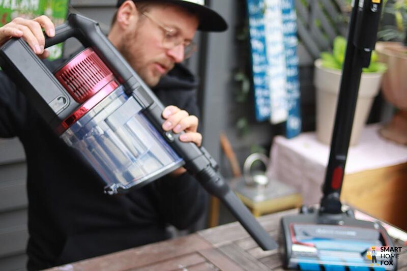 Man sieht den Shark Anti Hair Wrap als Handstaubsauger.